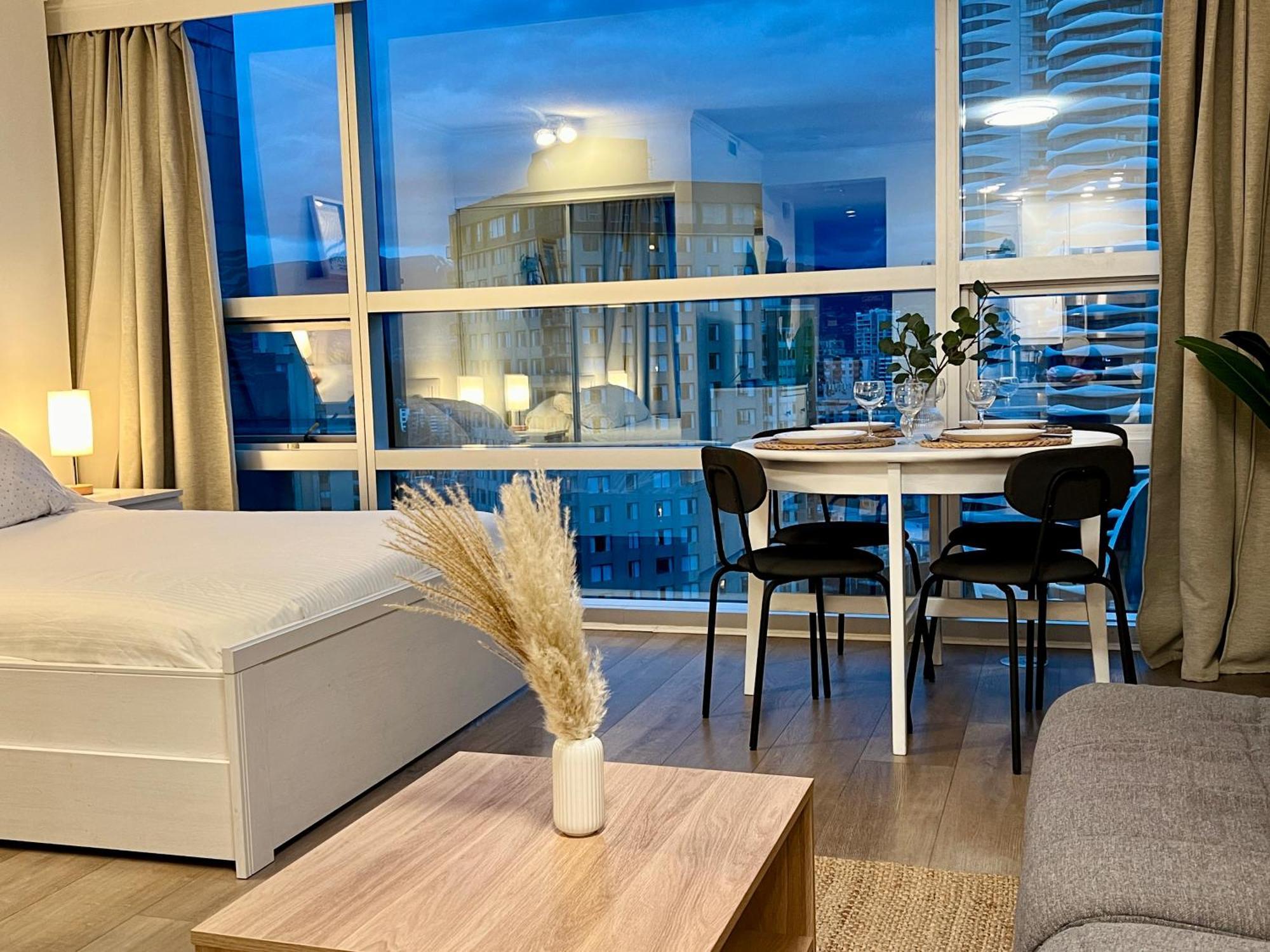Stunning Skyline Views In A Cozy And Stylish Abode Lejlighed Vancouver Eksteriør billede