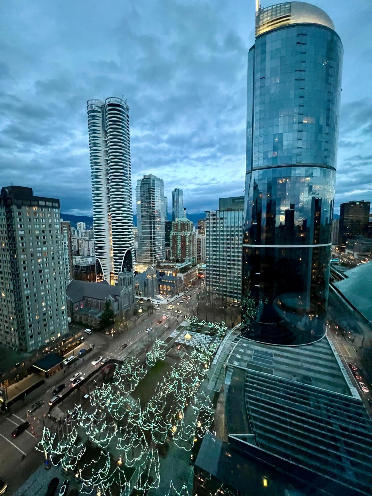 Stunning Skyline Views In A Cozy And Stylish Abode Lejlighed Vancouver Eksteriør billede